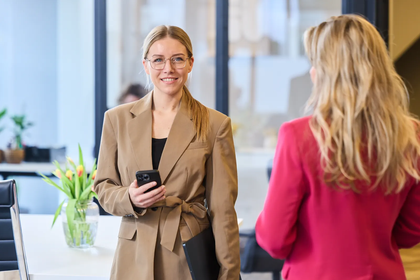 Recruiter bespreekt werkafspraken voor een vacature bij een werkgever in Baarn