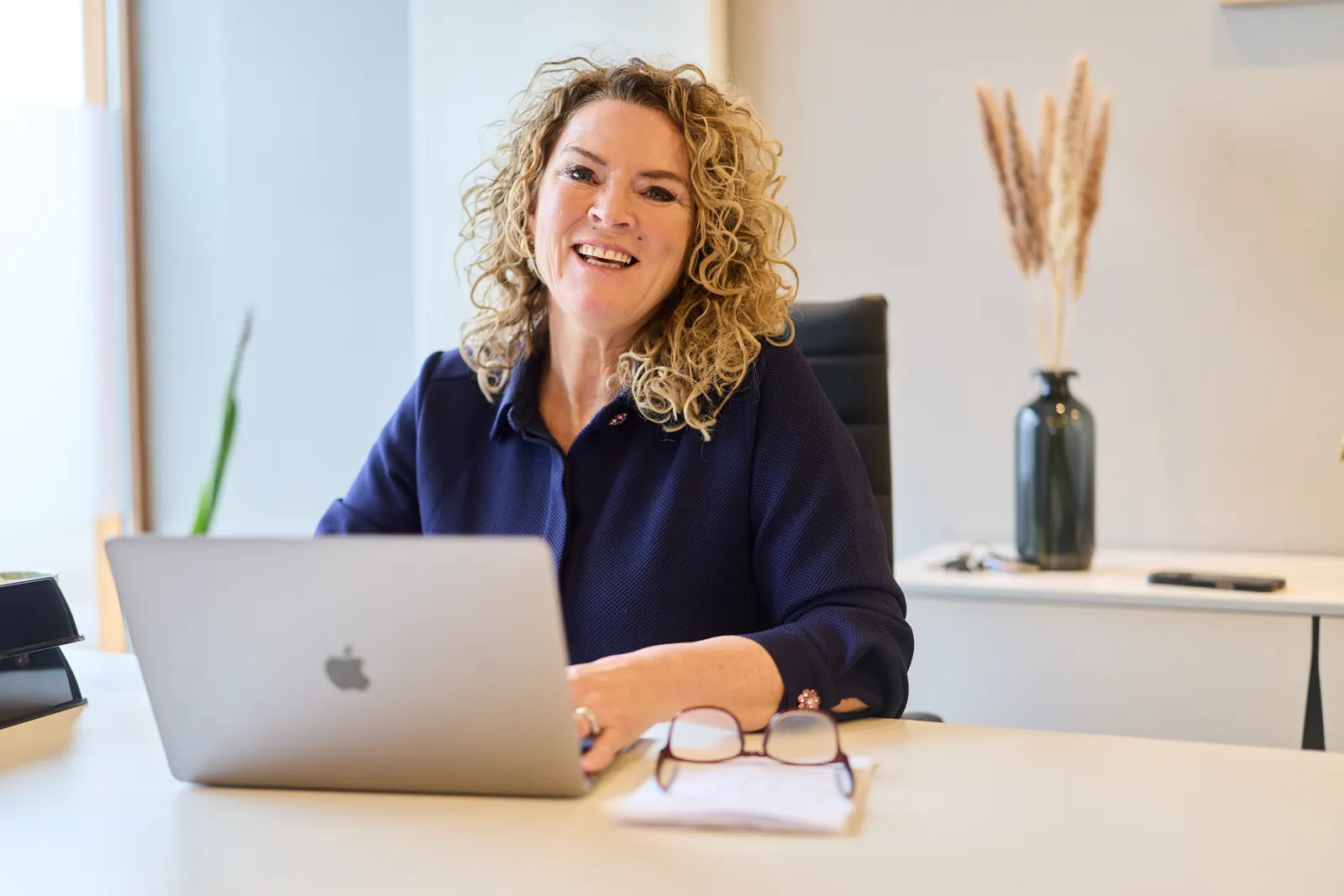 Recruiter werkt een zoekprofiel uit voor een officevacature in Soest