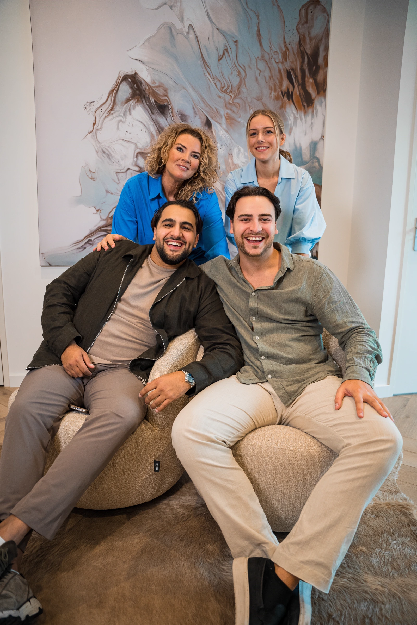 Team van recruitmentbureau Quikr Talent samen op kantoor in Huizen