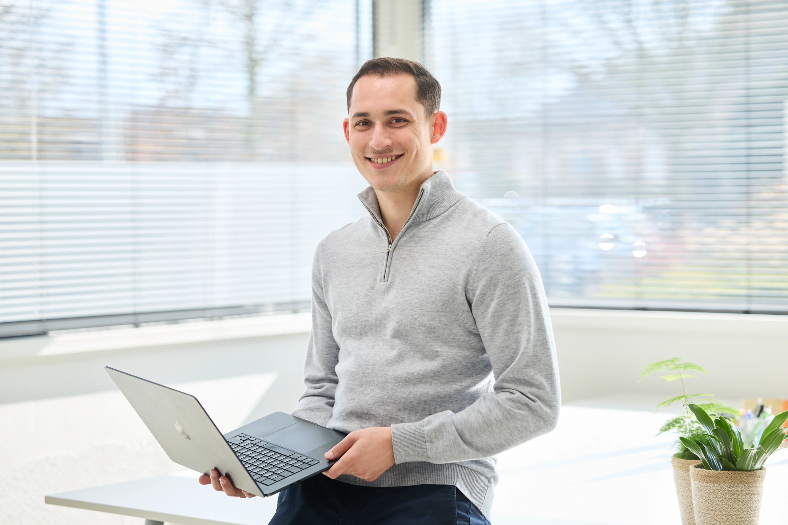 Recruiter Hidde bekijkt officevacatures bij Quikr Talent